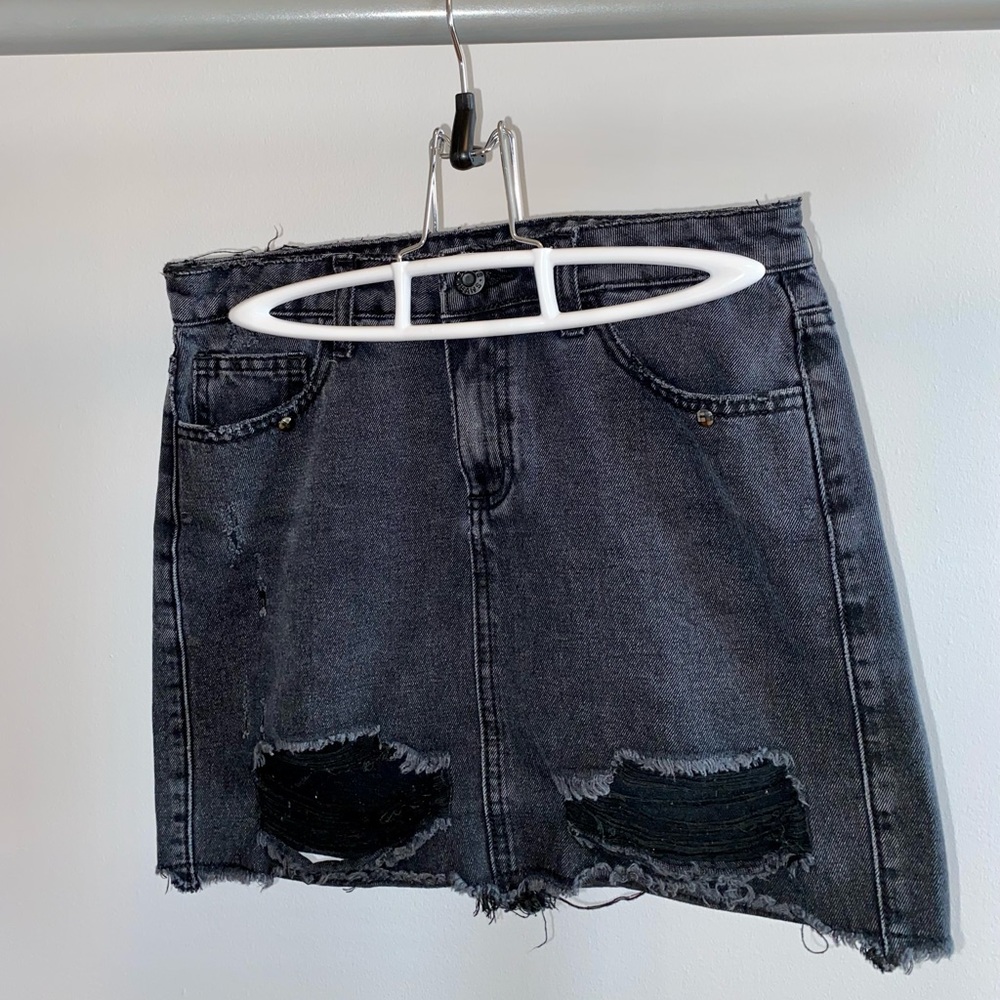 GUESS Black ripped jean skirt XS
#GUESS #jeanskirt